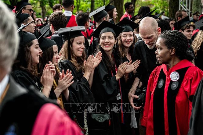 Mỹ nối lại cấp thị thực sinh viên, yêu cầu kiểm tra tài khoản mạng xã hội