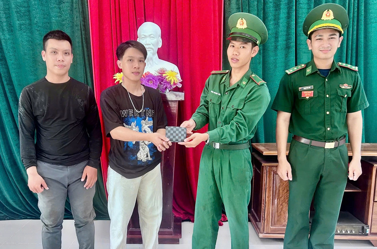 Chiến sĩ biên phòng nhặt được của rơi trả lại người đánh mất