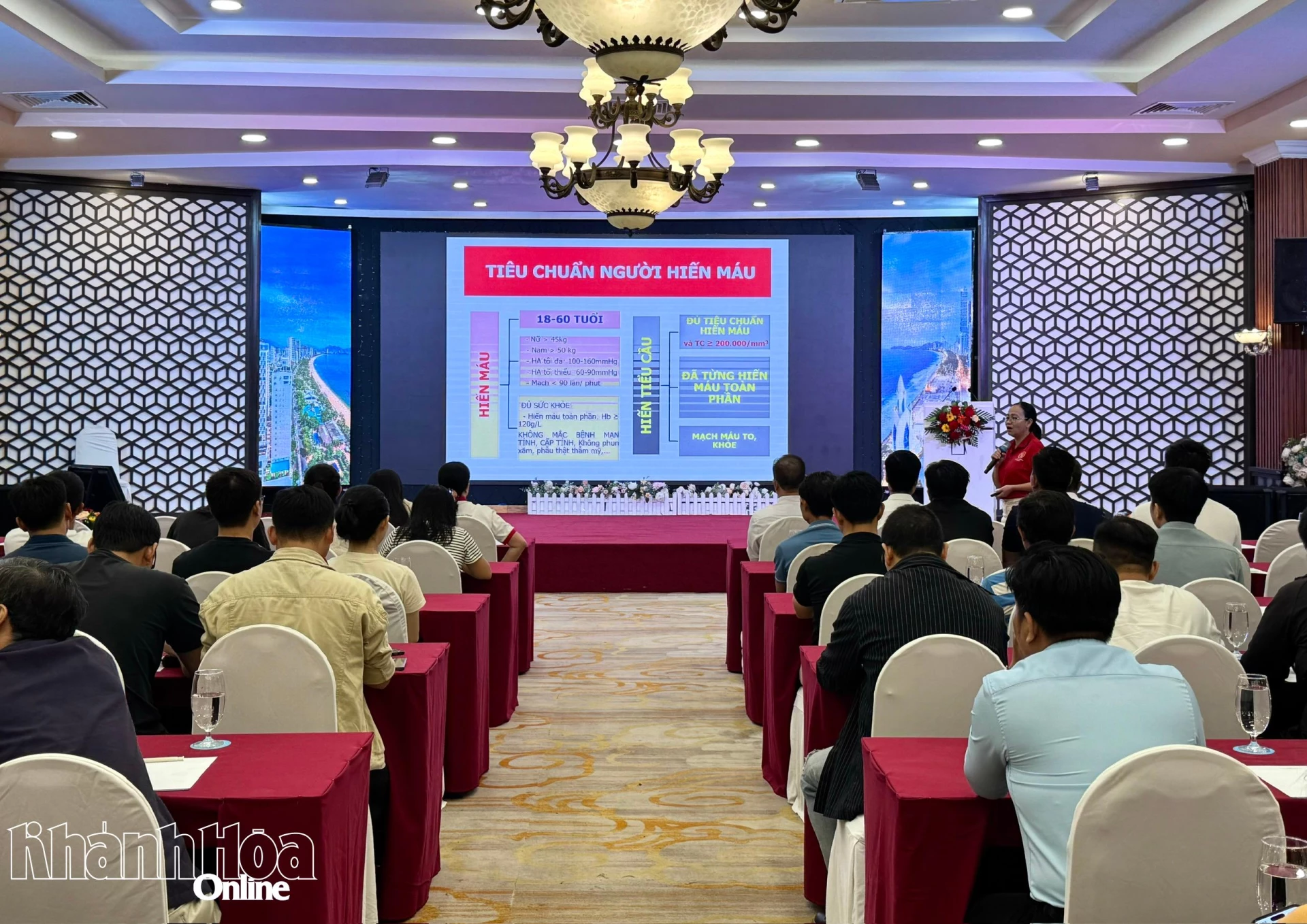 Bác  sĩ  Trung  tâm  Huyết  học  - Truyền  máu  tỉnh  đang  trao  đổi  một  số  nội  dung  về công tác hiến máu tình nguyệnn