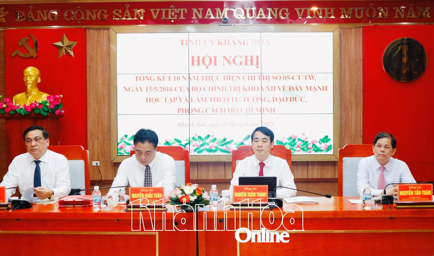 Thường trực Tỉnh ủy cùng Trưởng ban Tuyên giáo và Dân vận Tỉnh ủy chủ trì hội nghị.