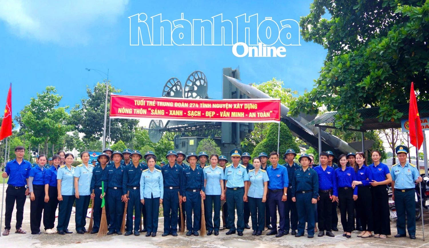 Tuổi trẻ 2 đơn vị chụp hình lưu niệm.