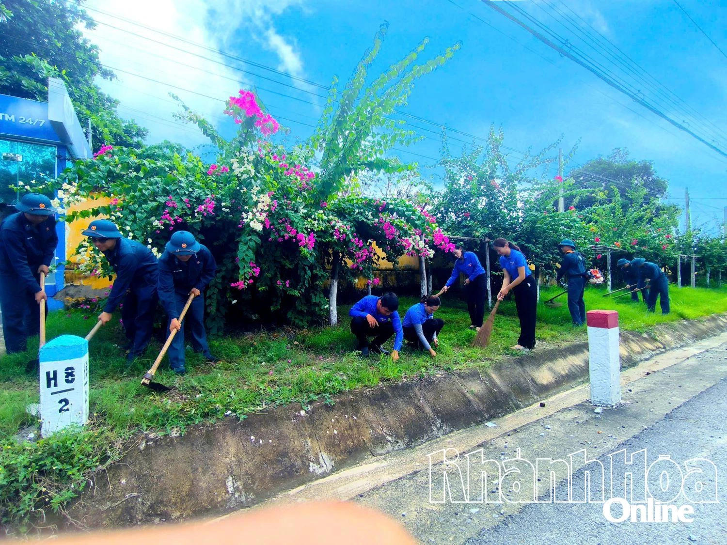 Cán bộ, đoàn viên thanh niên 2 đơn vị dọn dẹp vệ sinh môi trường.