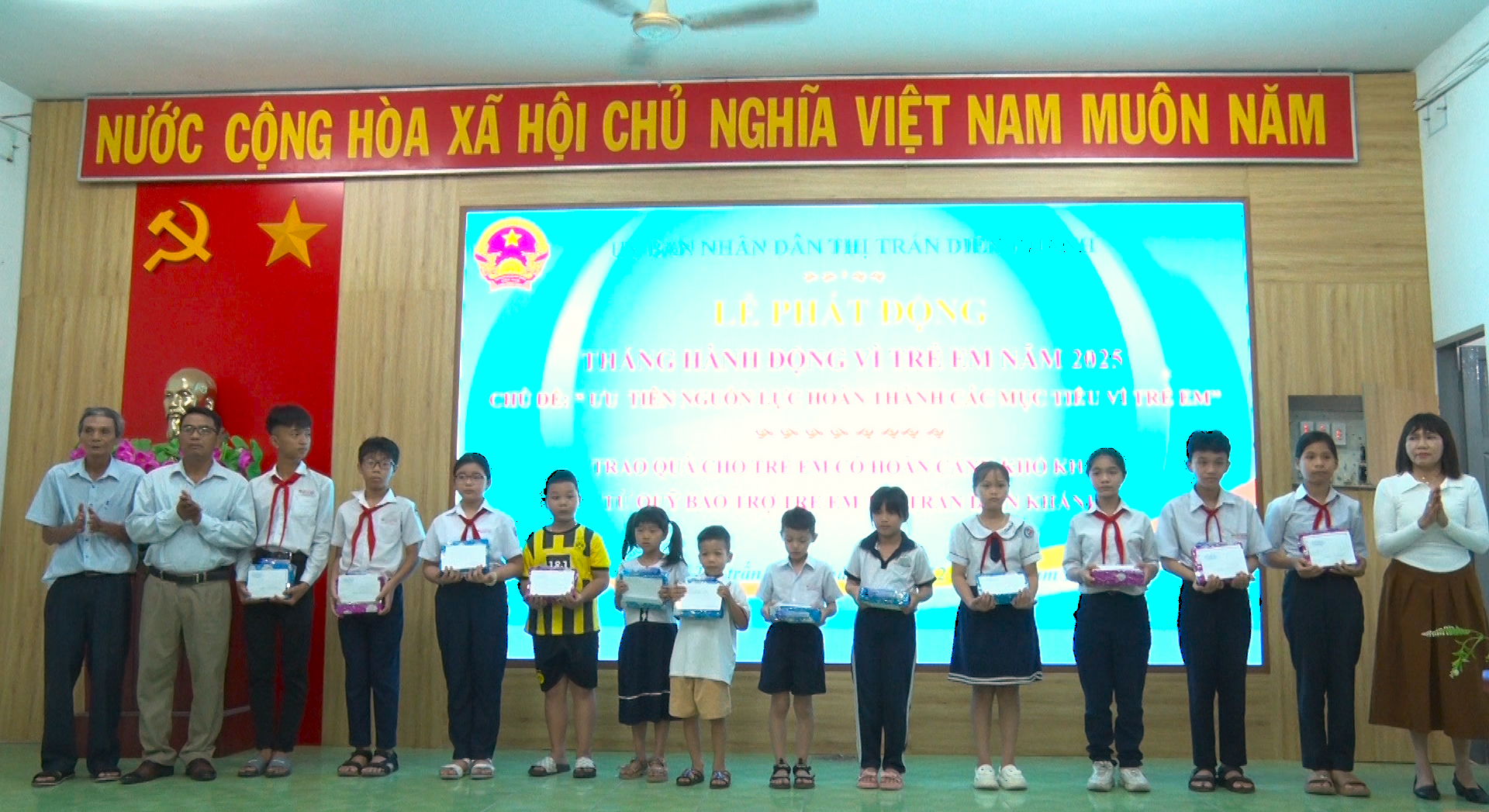 Lãnh đạo UBND thị trấn Diên Khánh trao quà cho trẻ em có hoàn cảnh khó khăn