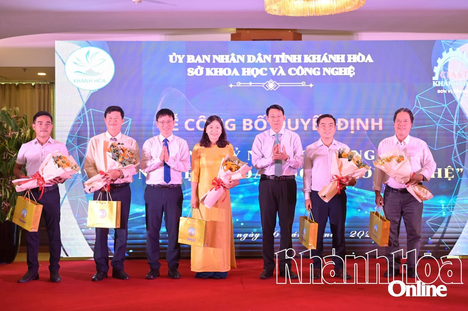 Đồng chí Đinh Văn Thiệu tặng hoa và quà đến các cá nhân nhận kỷ niệm chương.