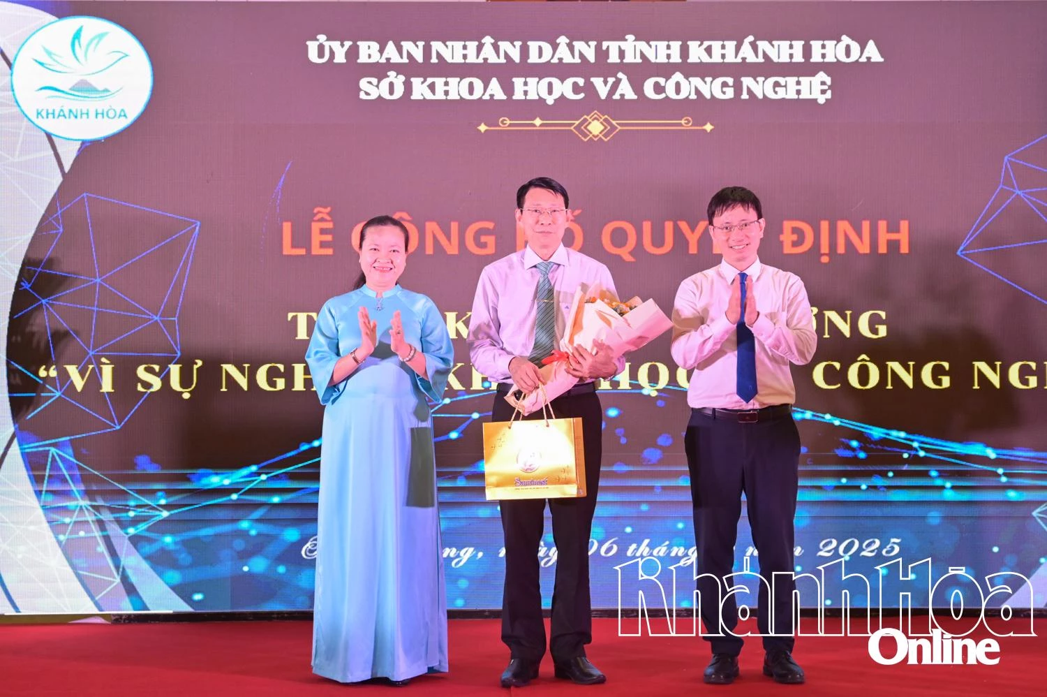 Lãnh đạo Sở Khoa học và Công nghệ trao hoa và quà đến Phó Chủ tịch UBND tỉnh nhân dịp nhận kỷ niệm chương “Vì sự nghiệp khoa học và công nghệ”.