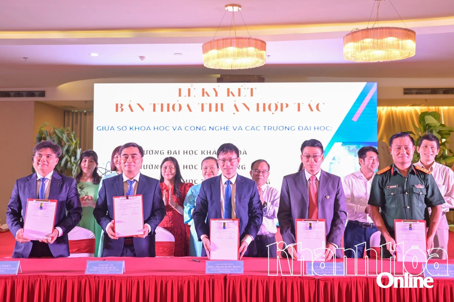 Các đại biểu ký kết biên bản ghi nhớ hợp tác.