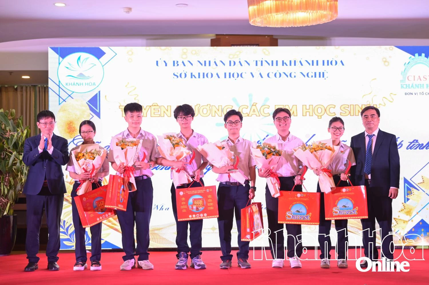 Các đại biểu tặng hoa và quà tuyên dương đại diện các dự án tiêu biểu tại Cuộc thi Khoa học kỹ thuật học sinh trung học cấp tỉnh năm học 2024 - 2025.
