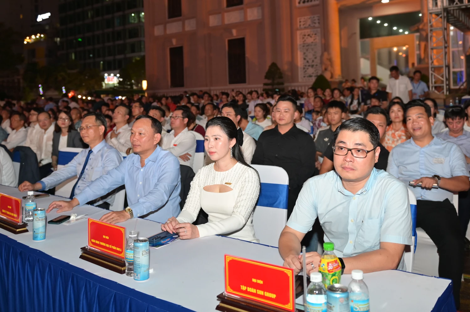 Các nhà tài trợ chương trình.