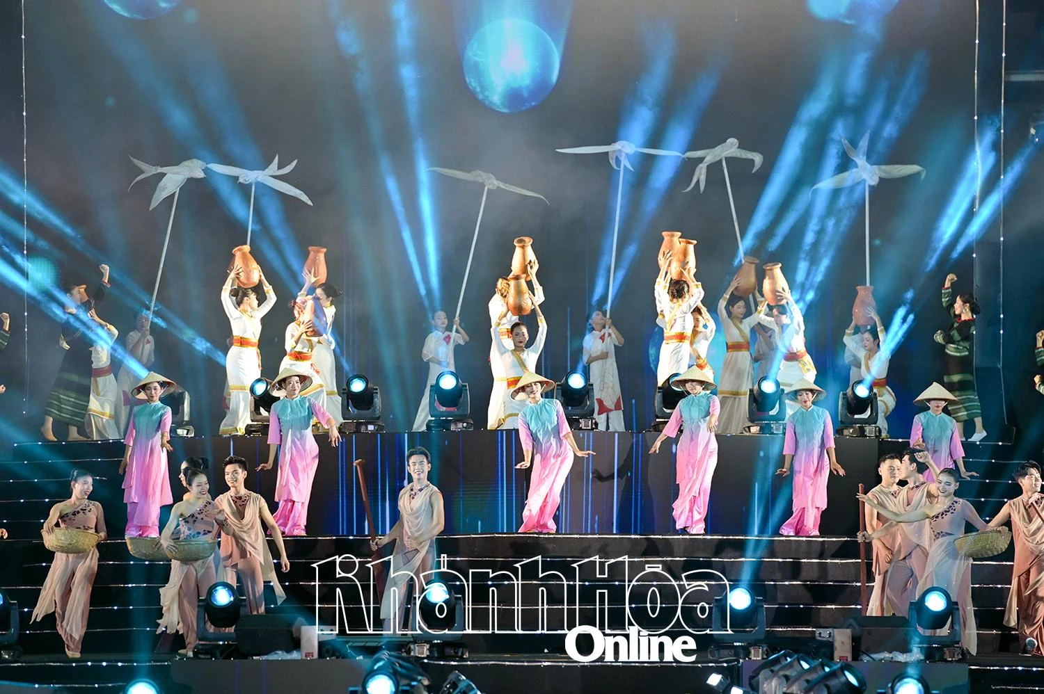 Tiết mục biểu diễn nghệ thuật mang màu sắc văn hóa dân gian. Ảnh: V.T