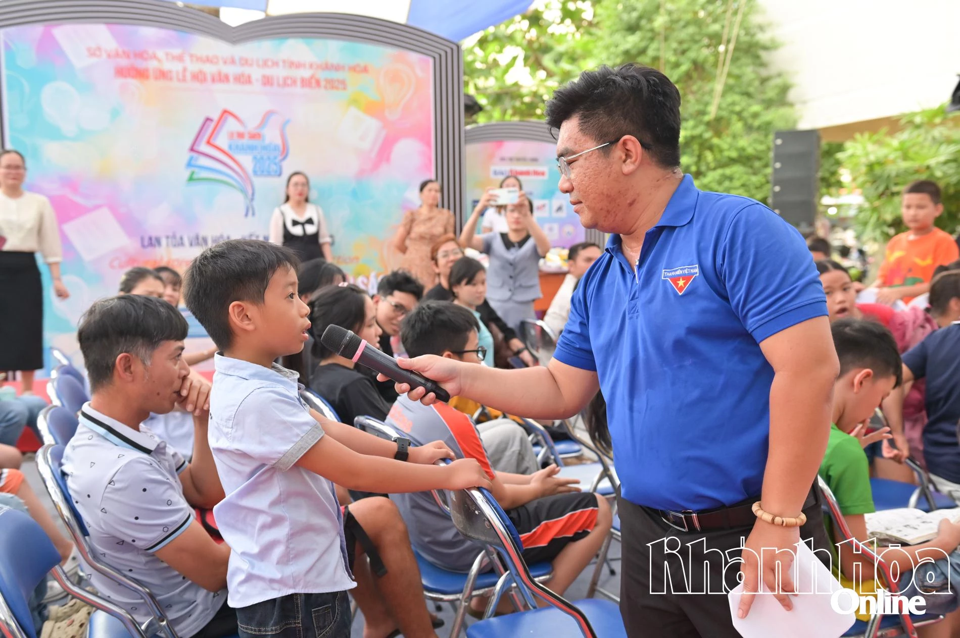 Các thiếu nhi tham gia trả lời câu hỏi nhận thưởng tại chương trình.