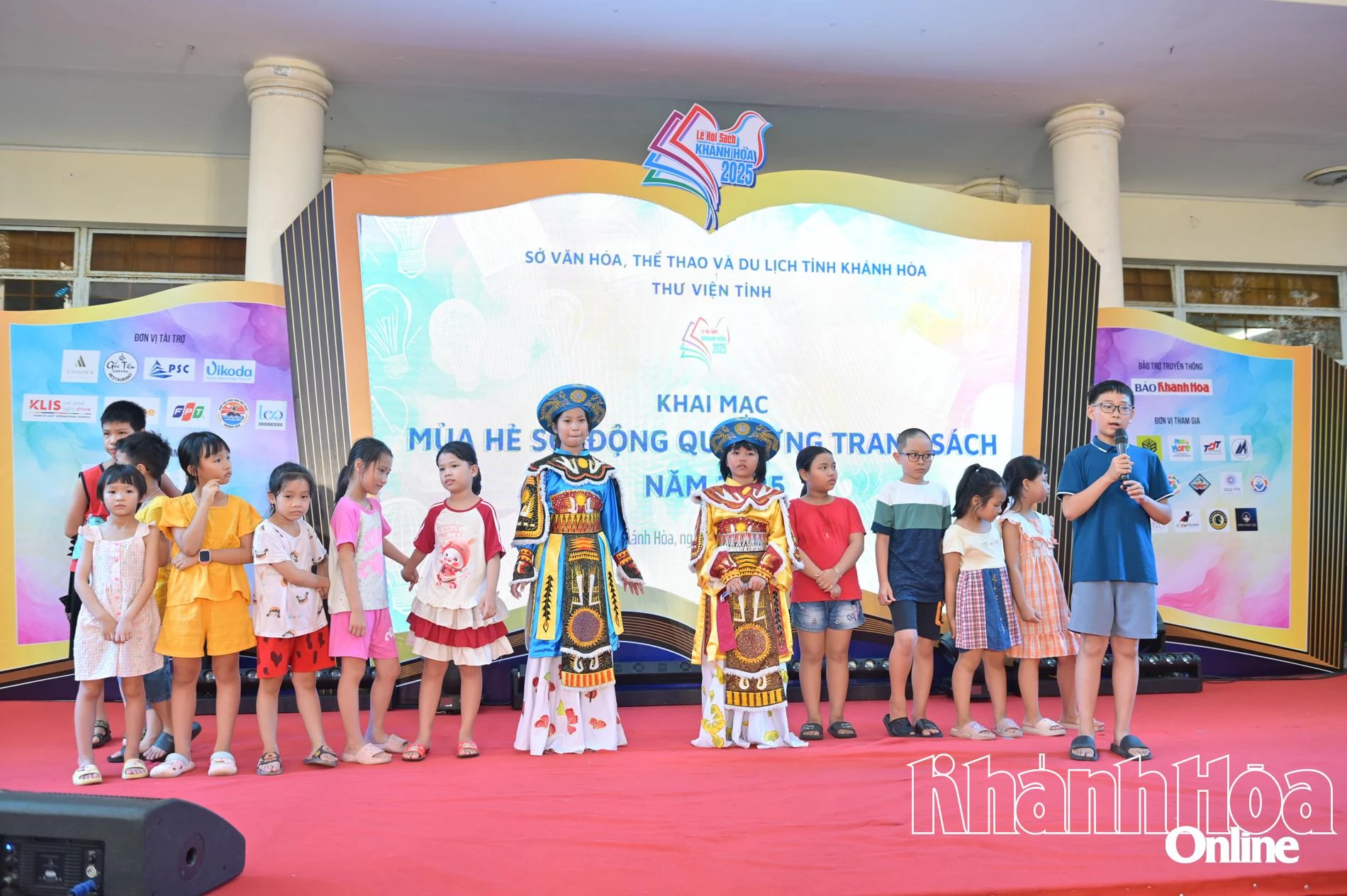 Các thiếu nhi tham gia trò chơi Em làm sử gia nhí, thuyết minh về các nhân vật lịch sử.