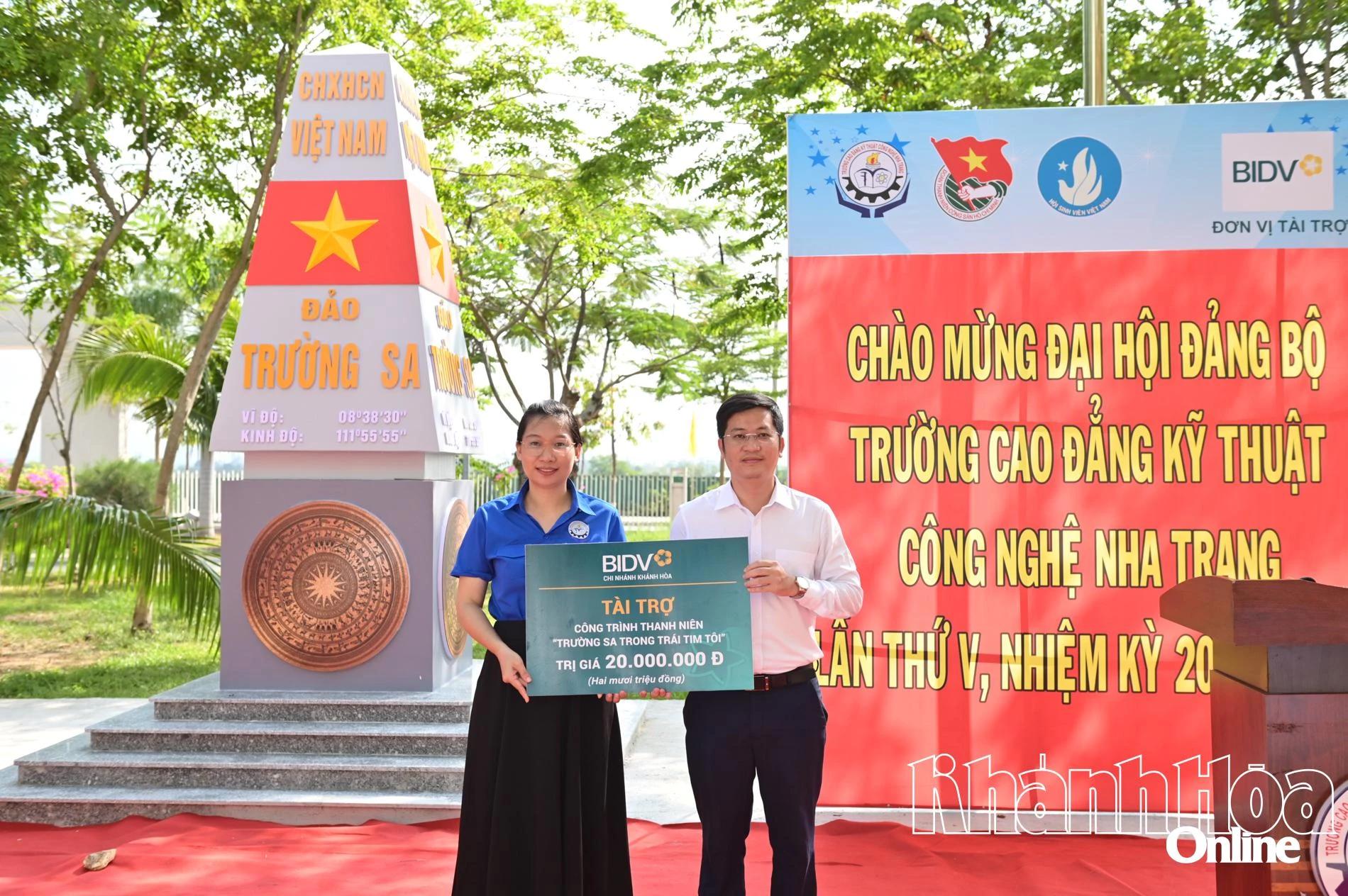 Đại diện BIDV Khánh Hòa trao biểu trưng tài trợ 20 triệu đồng thực hiện công trình thanh niên cho đoàn trường.