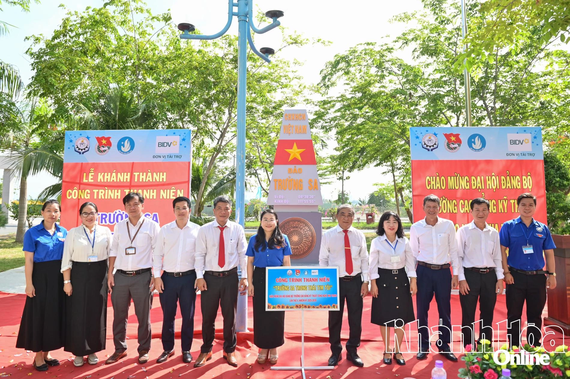 Các đại biểu thực hiện gắn bảng và khánh thành công trình thanh niên.