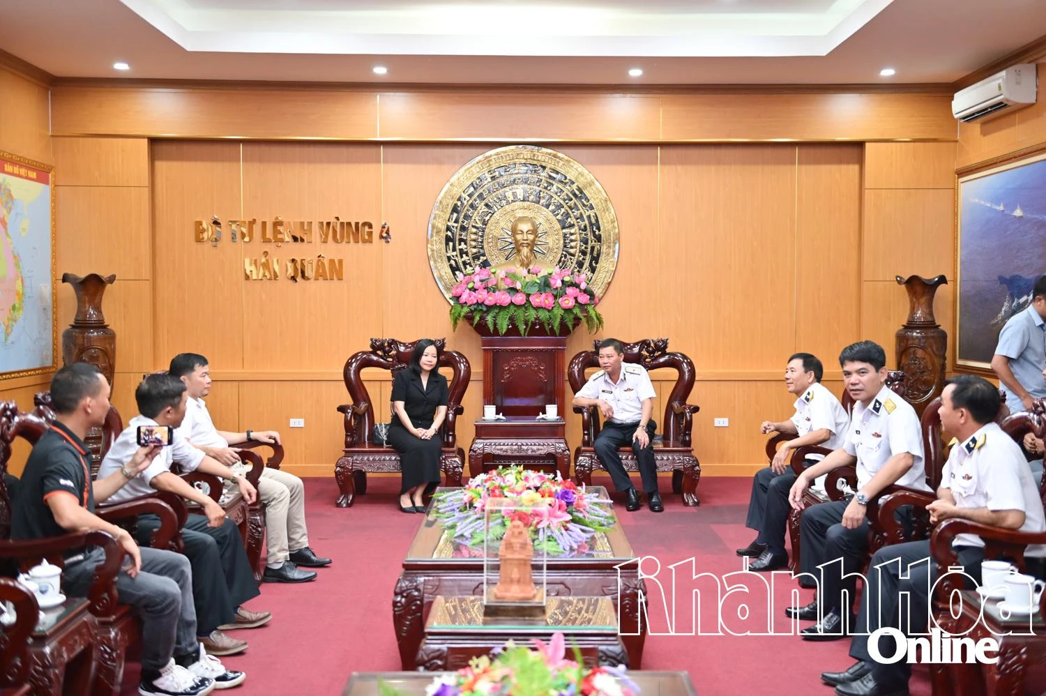 Quang cảnh buổi làm việc.
