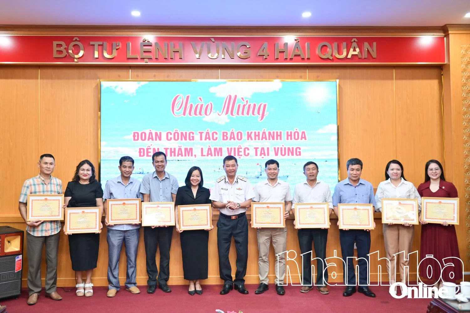Chuẩn Đô đốc Nguyễn Anh Tuấn tặng giấy khen cho các tập thể, cá nhân của Báo Khánh Hòa.