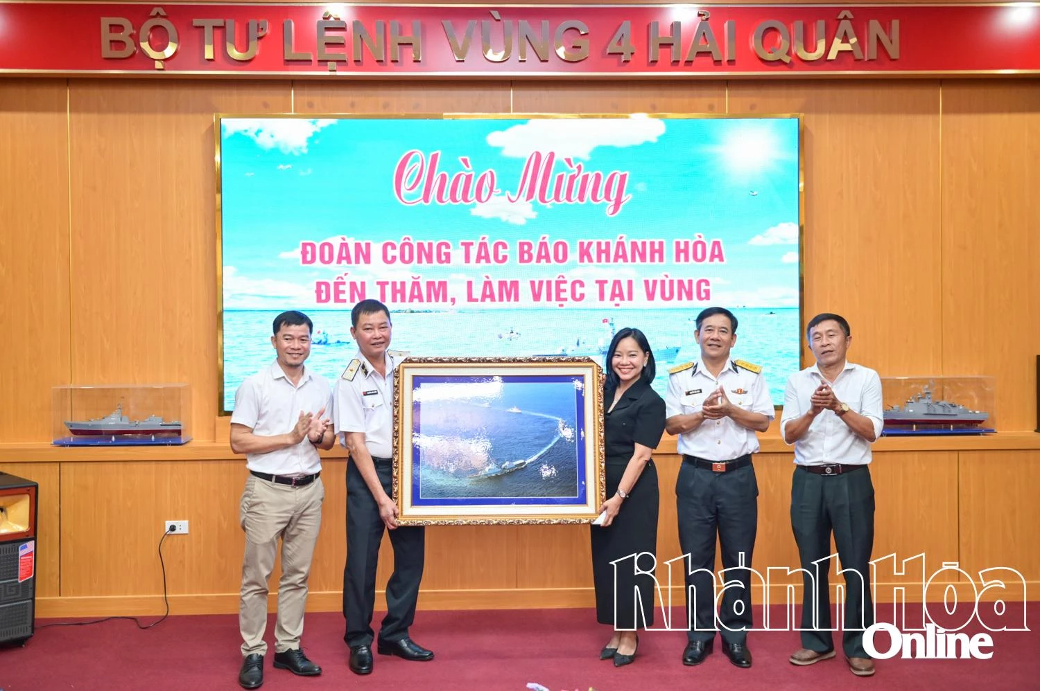 Tư lệnh Vùng 4 Hải quân tặng quà lưu niệm đến Ban Biên tập Báo Khánh Hòa.