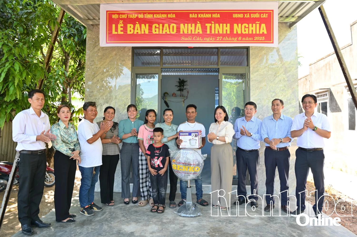 Lãnh đạo Báo Khánh Hòa cùng các đơn vị, địa phương bàn giao nhà, tặng quà cho gia đình.
