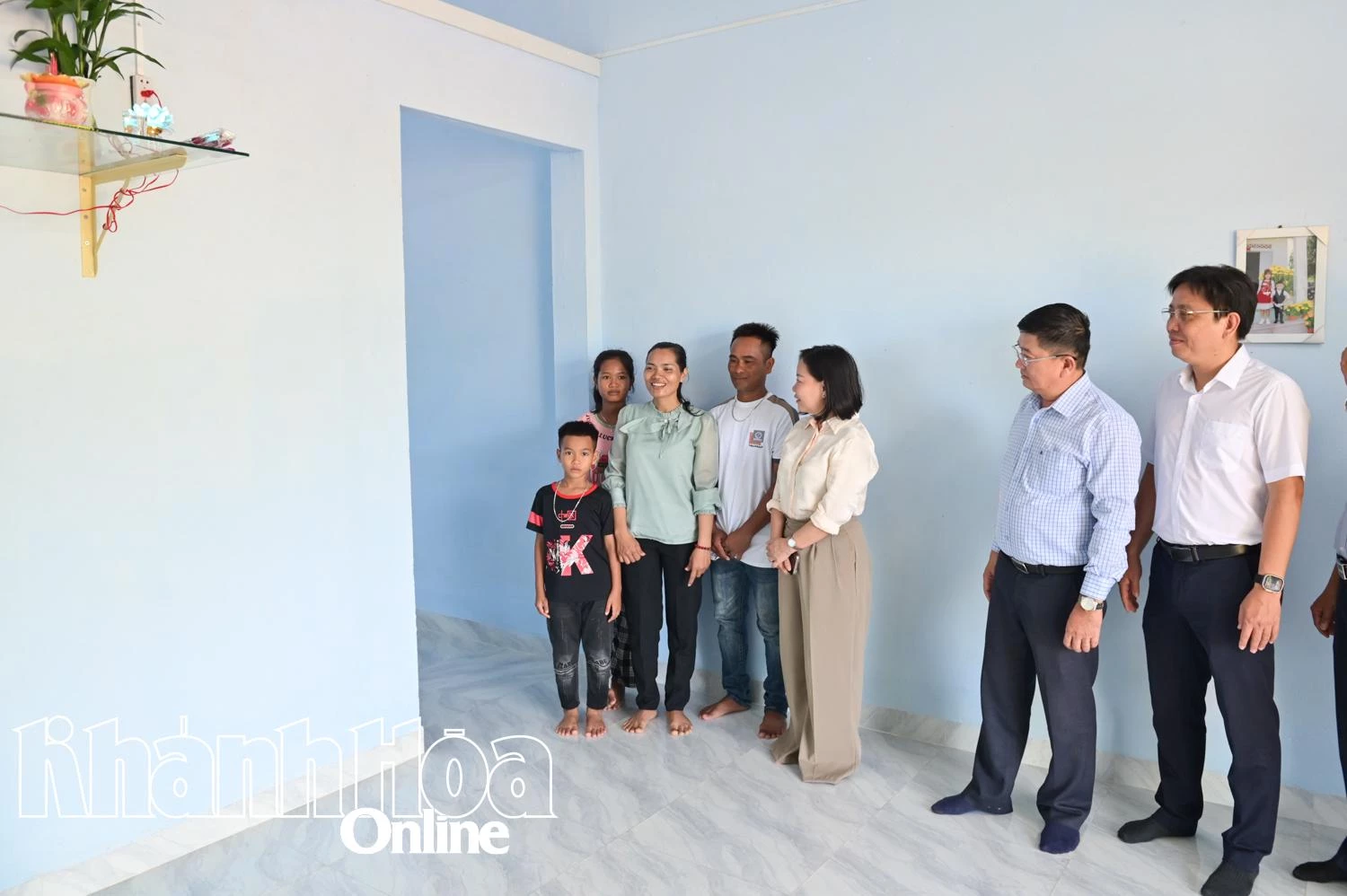 Niềm vui của gia đình ông Đông, bà Oanh trong căn nhà mới.
