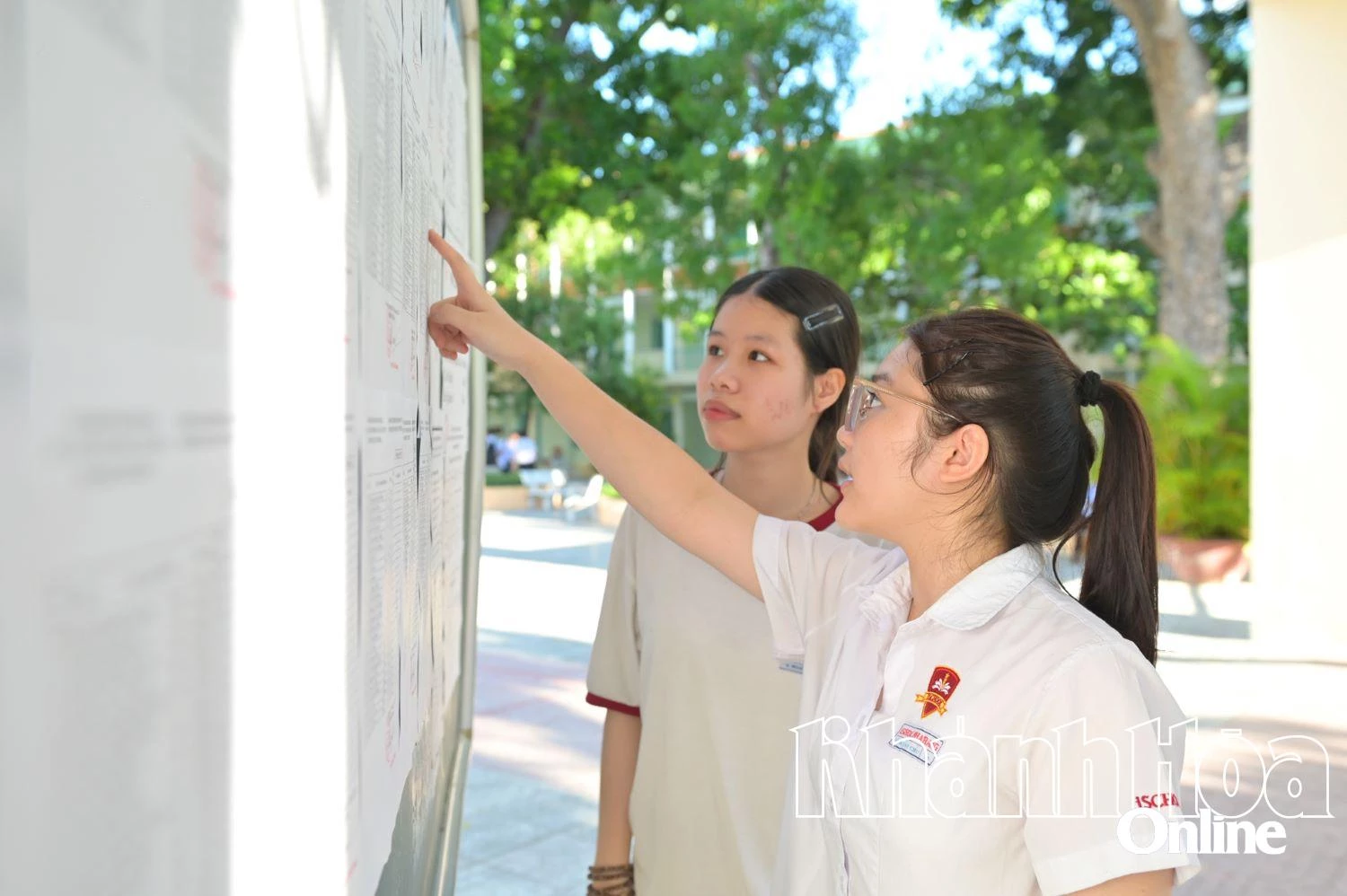 Tra cứu tên, phòng thi trước khi vào thi. Ảnh: Vĩnh Thành.
