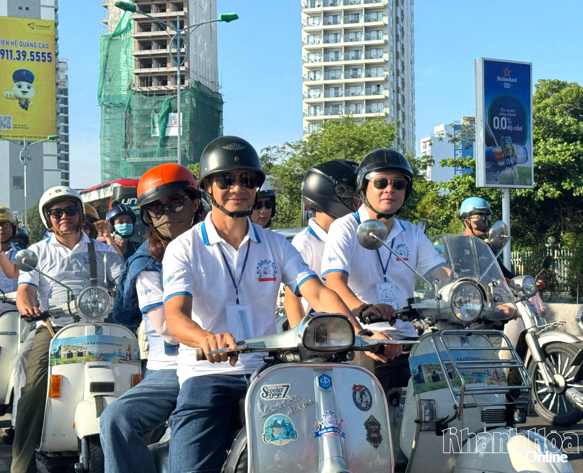 Hơn 200 xe Vespa cổ diễu hành trên đường phố Nha Trang