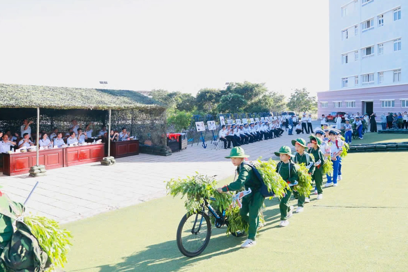 Các thiếu nhi được tham gia hoạt động vui chơi sôi nổi.