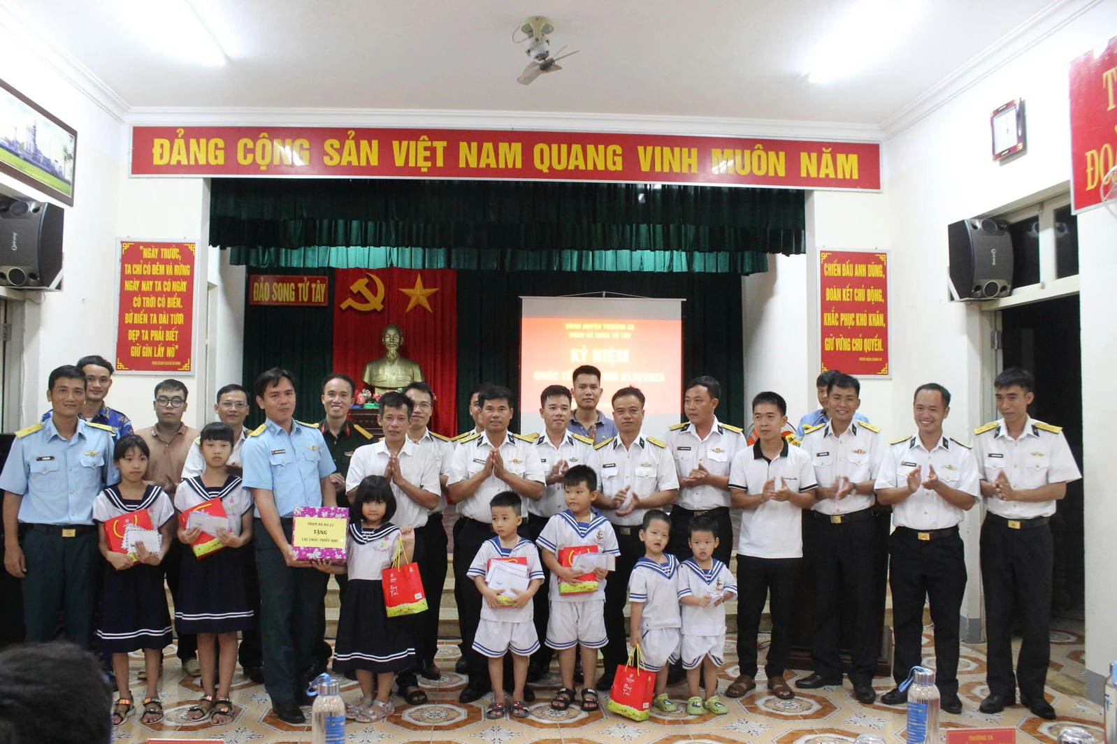 Cán bộ, chiến sĩ đảo Song Tử Tây tặng quà cho thiếu nhi ở đảo.