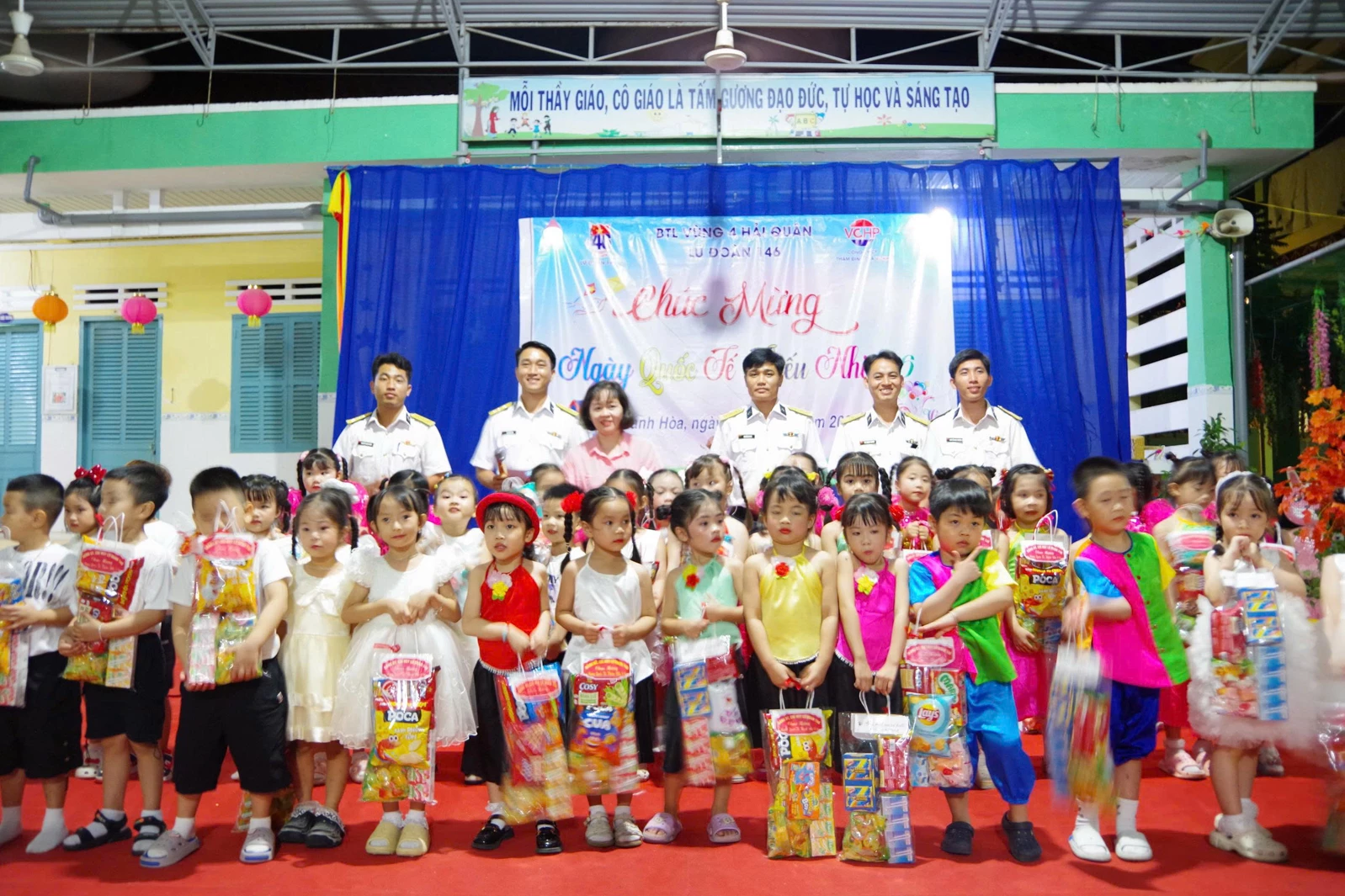 Tặng quà cho con của quân nhân công tác tại Lữ đoàn 146.