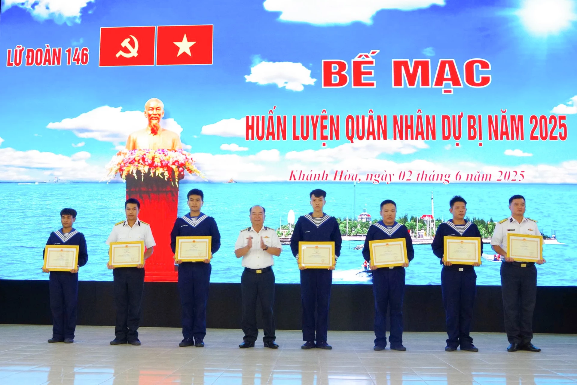 Chỉ huy lữ đoàn khen thưởng các tập thể, cá nhân.
