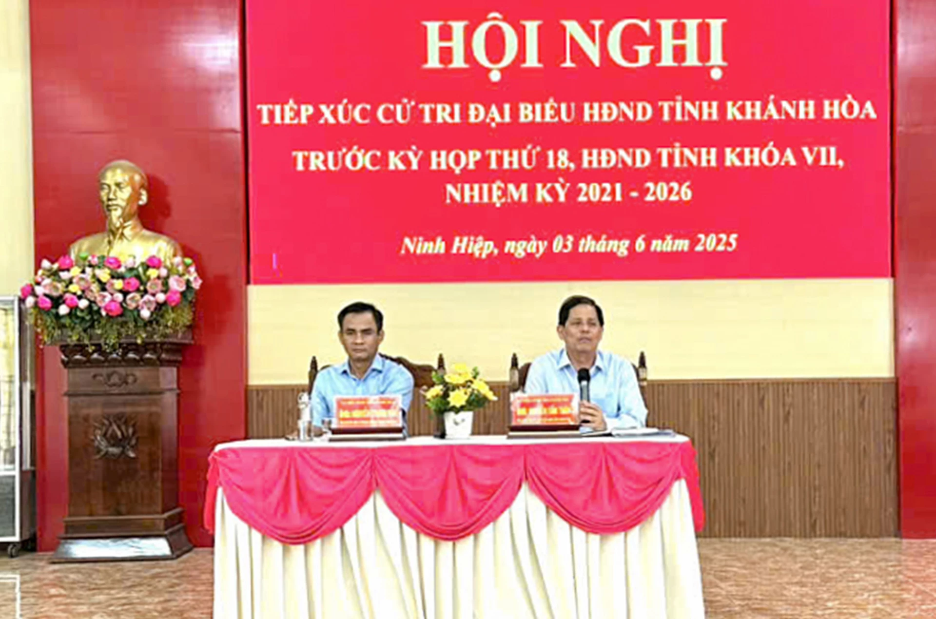 Chủ tịch UBND tỉnh Nguyễn Tấn Tuân tiếp xúc cử tri thị xã Ninh Hòa