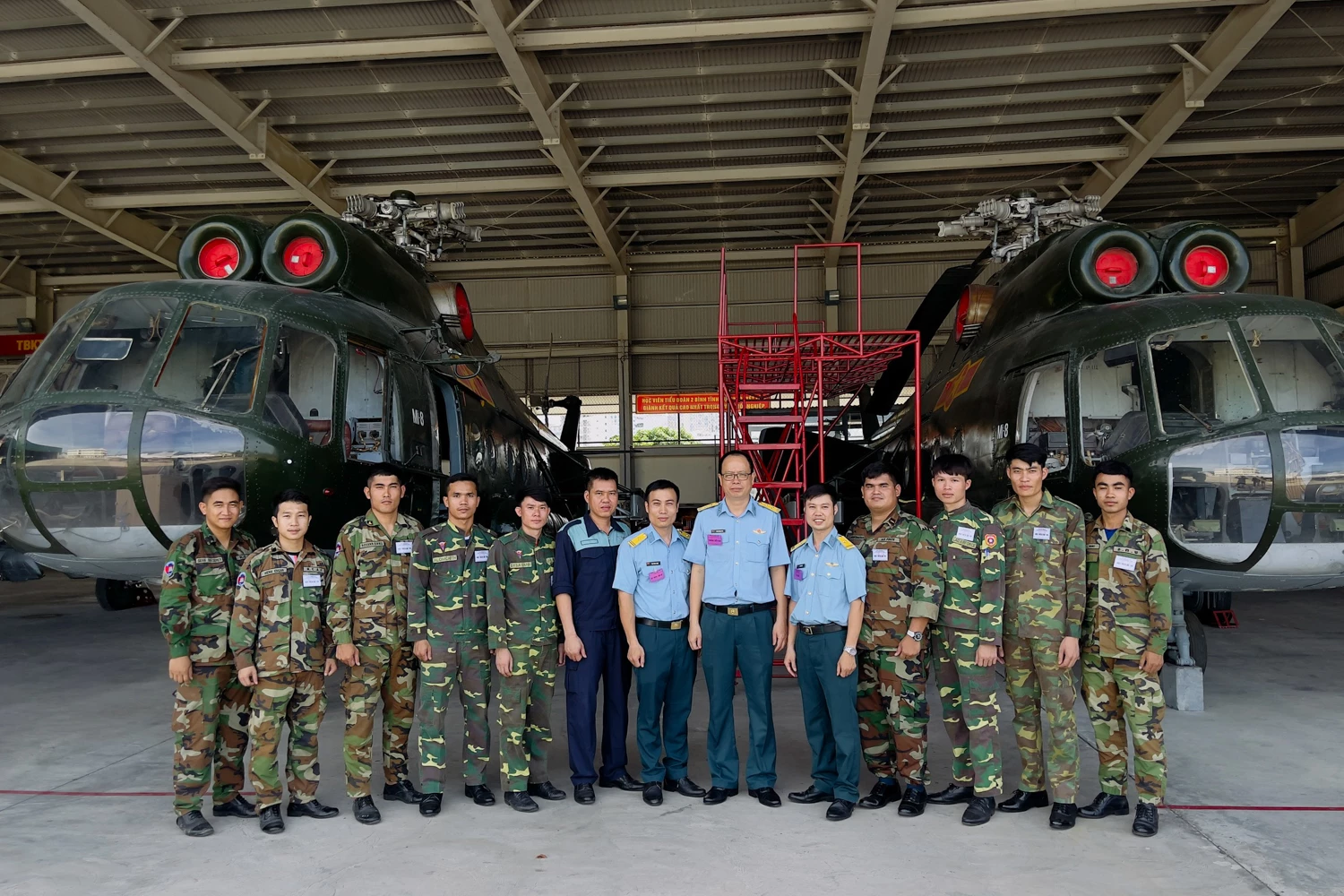 Tiểu ban coi chấm thi chụp hình lưu niệm với học viên.