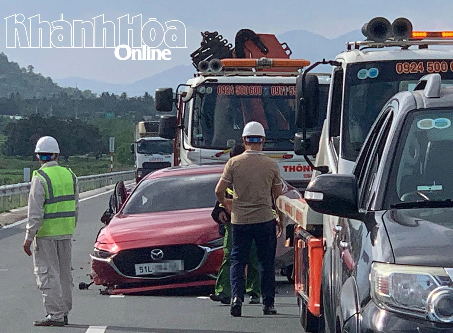 Kịp thời giải cứu 3 nạn nhân bị mắc kẹt trong xe 4 chỗ sau tai nạn giao thông