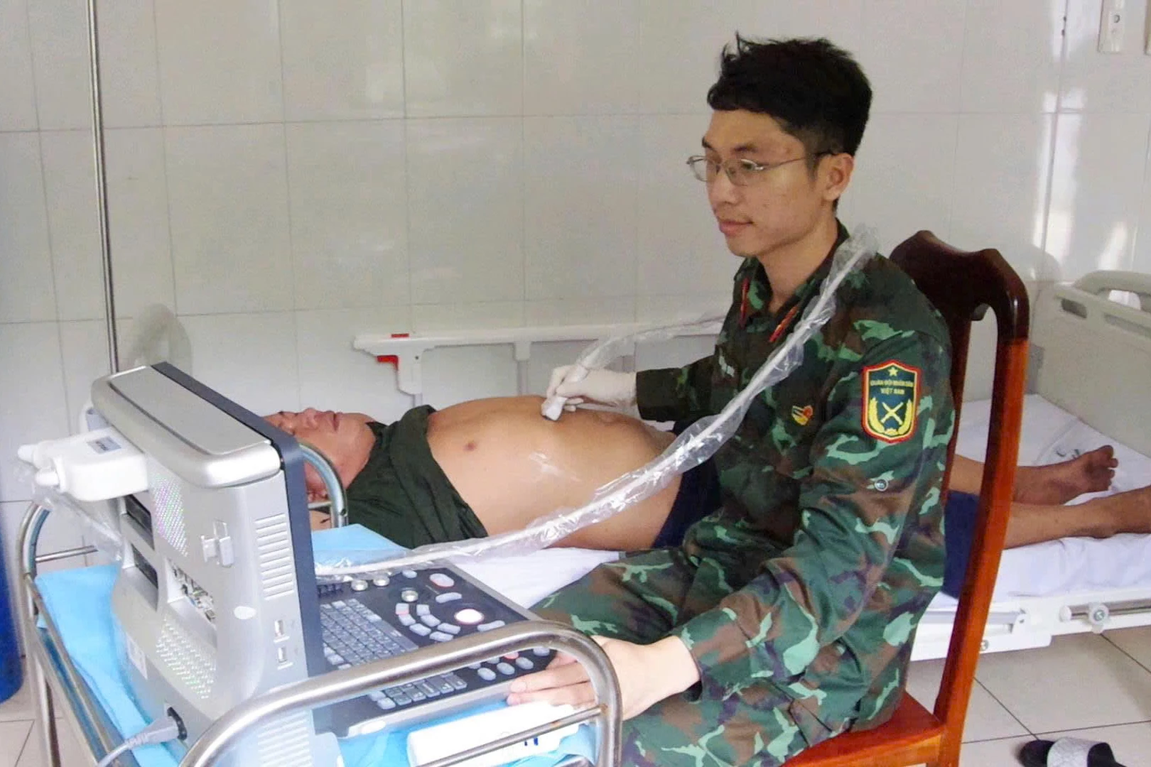 Các bác sĩ khám, cấp cứu ngư dân.