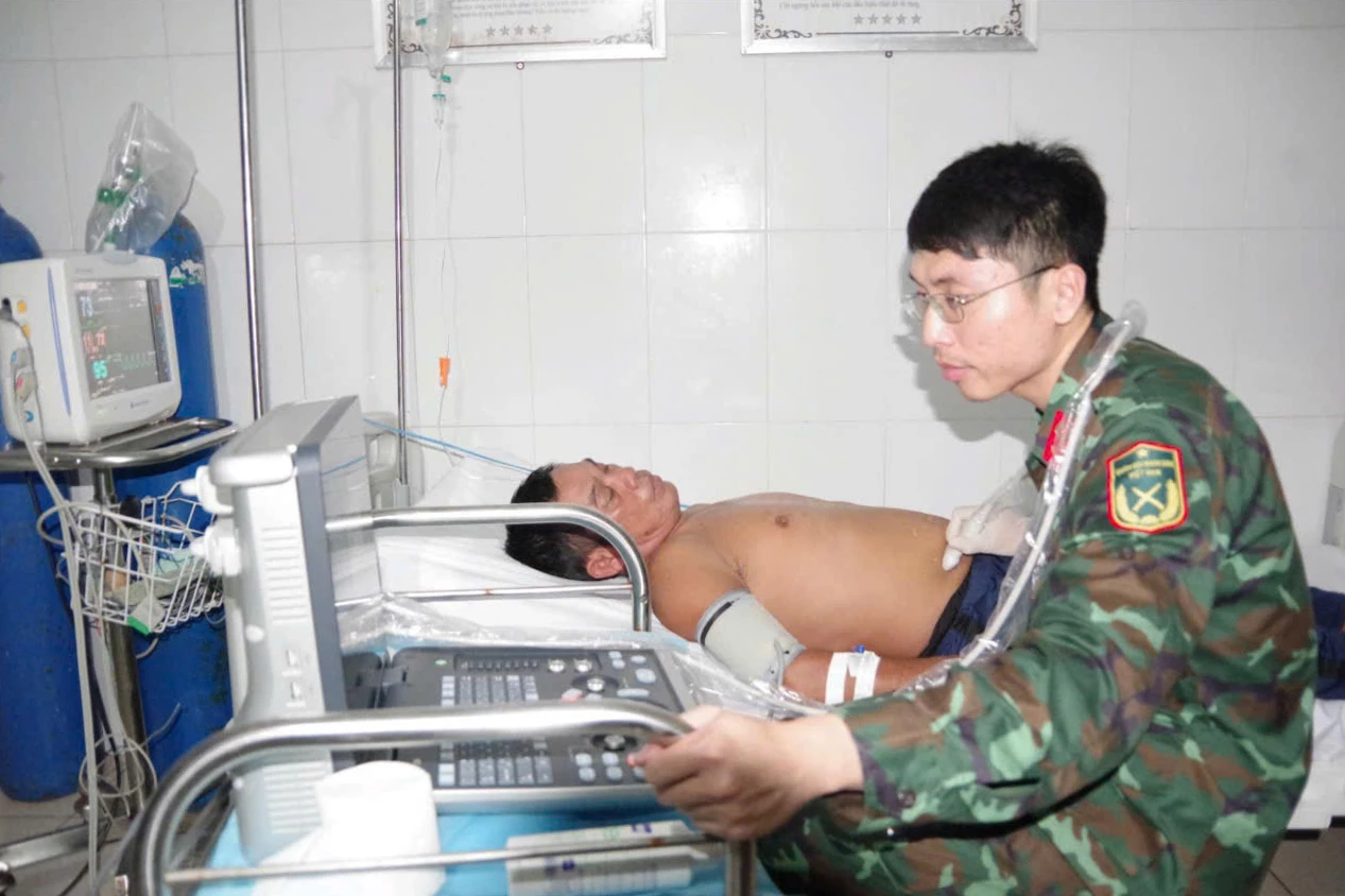 Quân y đảo Trường Sa cấp cứu, phẫu thuật cắt ruột thừa kịp thời cho ngư dân