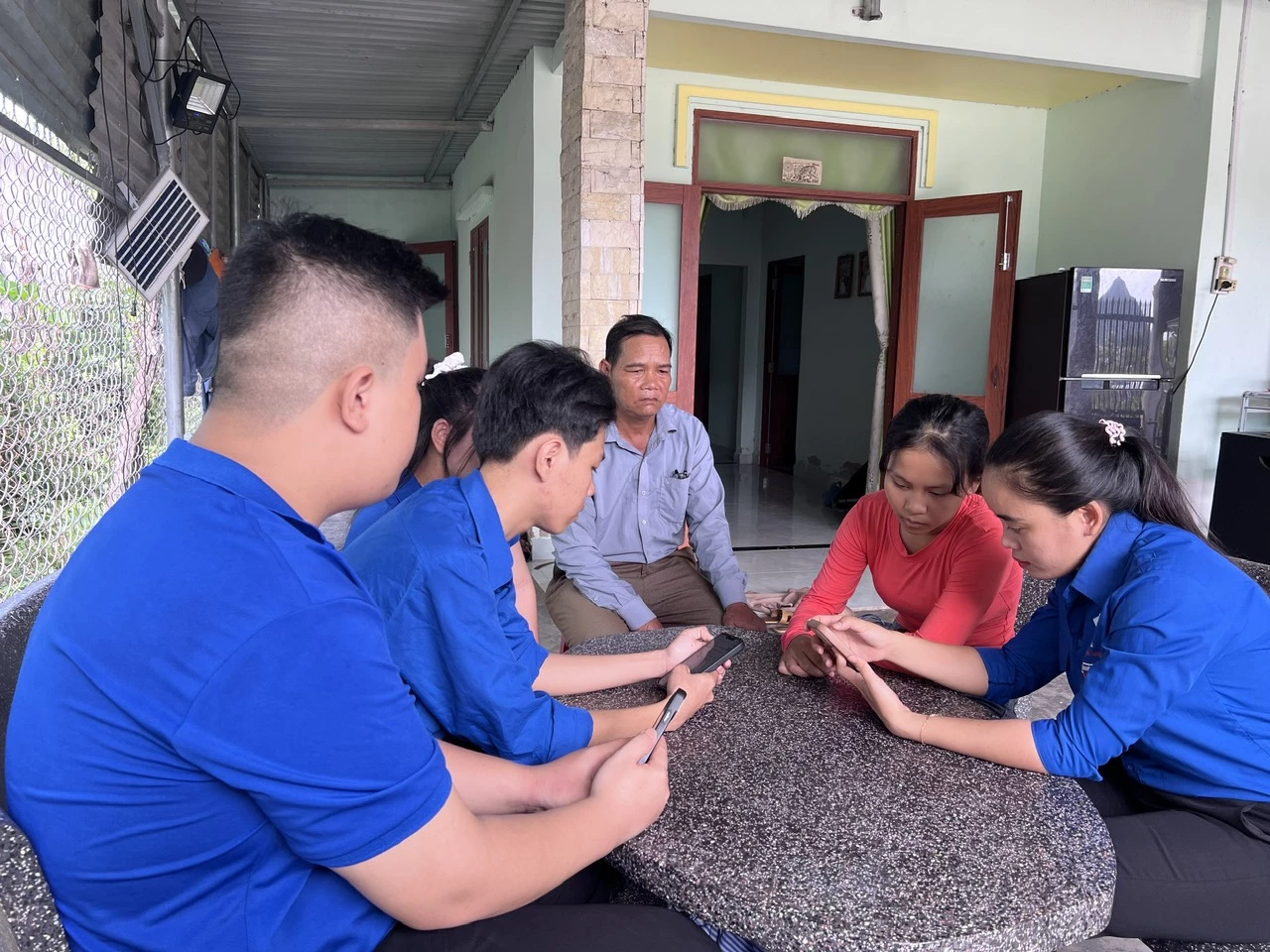 Cán bộ thôn, đoàn thanh niên thôn Suối Lau 1 hướng dẫn tuyên truyền chống tảo hôn, hôn nhân cận huyết thống trên mạng xã hội