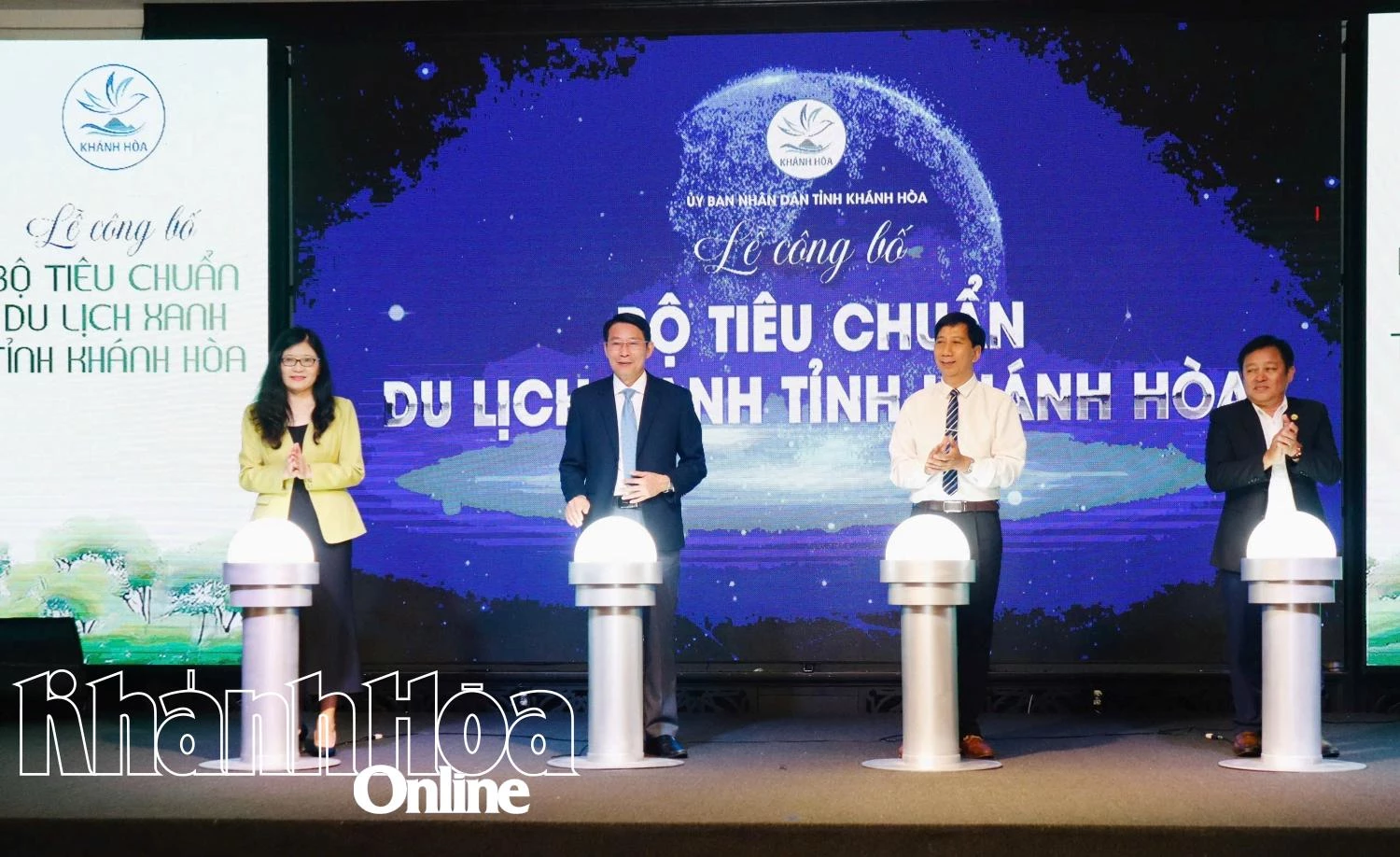 Phó Chủ tịch UBND tỉnh Đinh Văn Thiệu cùng lãnh đạo ngành du lịch bấm nút công bố Bộ Tiêu chuẩn du lịch xanh tỉnh Khánh Hòa