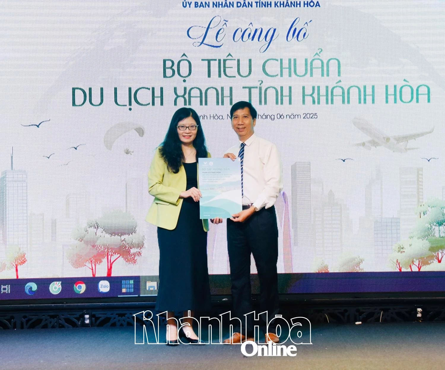 Đại diện TRường Đại học VinUni trao Sổ tay hướng dẫn tham gia thực hiện Bộ Tiêu chuẩn Du lịch xanh tỉnh Khánh Hòa cho Lãnh đạo Sở VHTT-DL