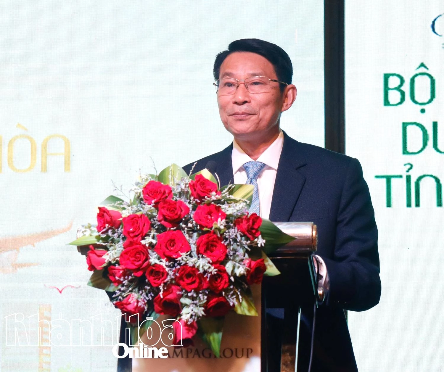 Phó Chủ tịch UBND tỉnh Đinh Văn Thiệu cùng lãnh đạo ngành du lịch bấm nút công bố Bộ Tiêu chuẩn du lịch xanh tỉnh Khánh Hòa