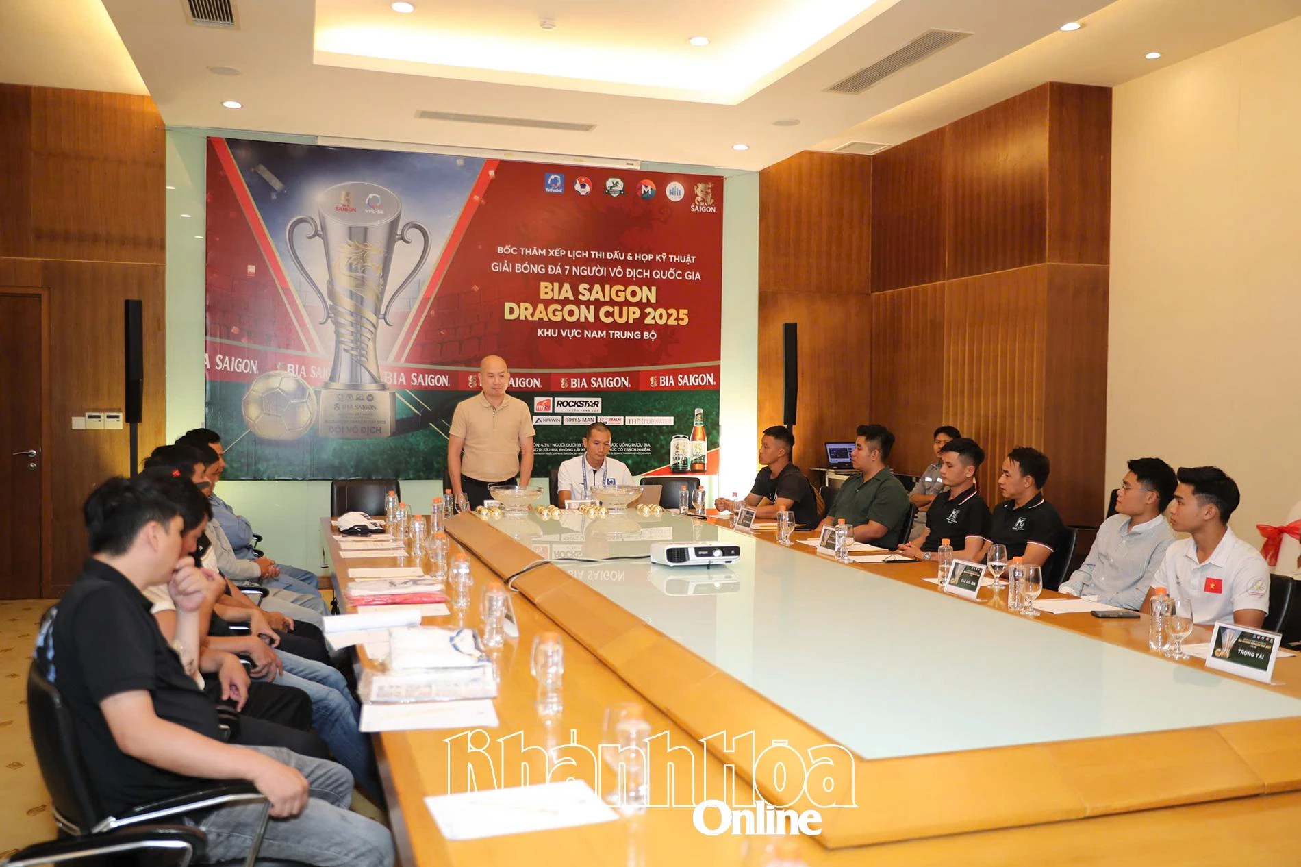 Quang cảnh buổi họp chuyên môn Giải bóng đá 7 người vô địch quốc gia, khu vực Nam Trung bộ.