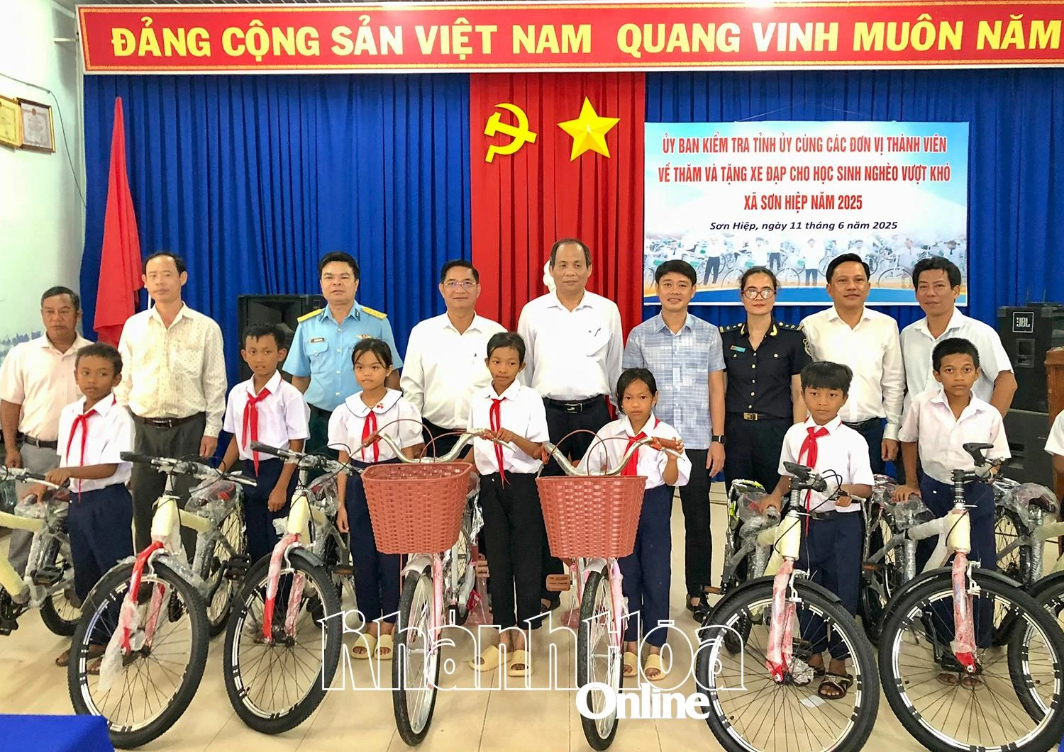 Các đơn vị giúp đỡ xã Sơn Hiệp trao 30 xe đạp cho học sinh nghèo vượt khó