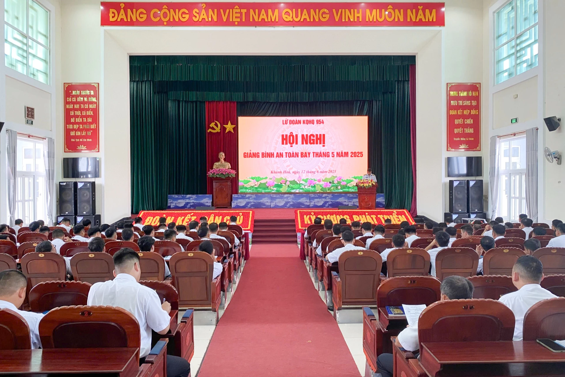 Quang cảnh hội nghị.