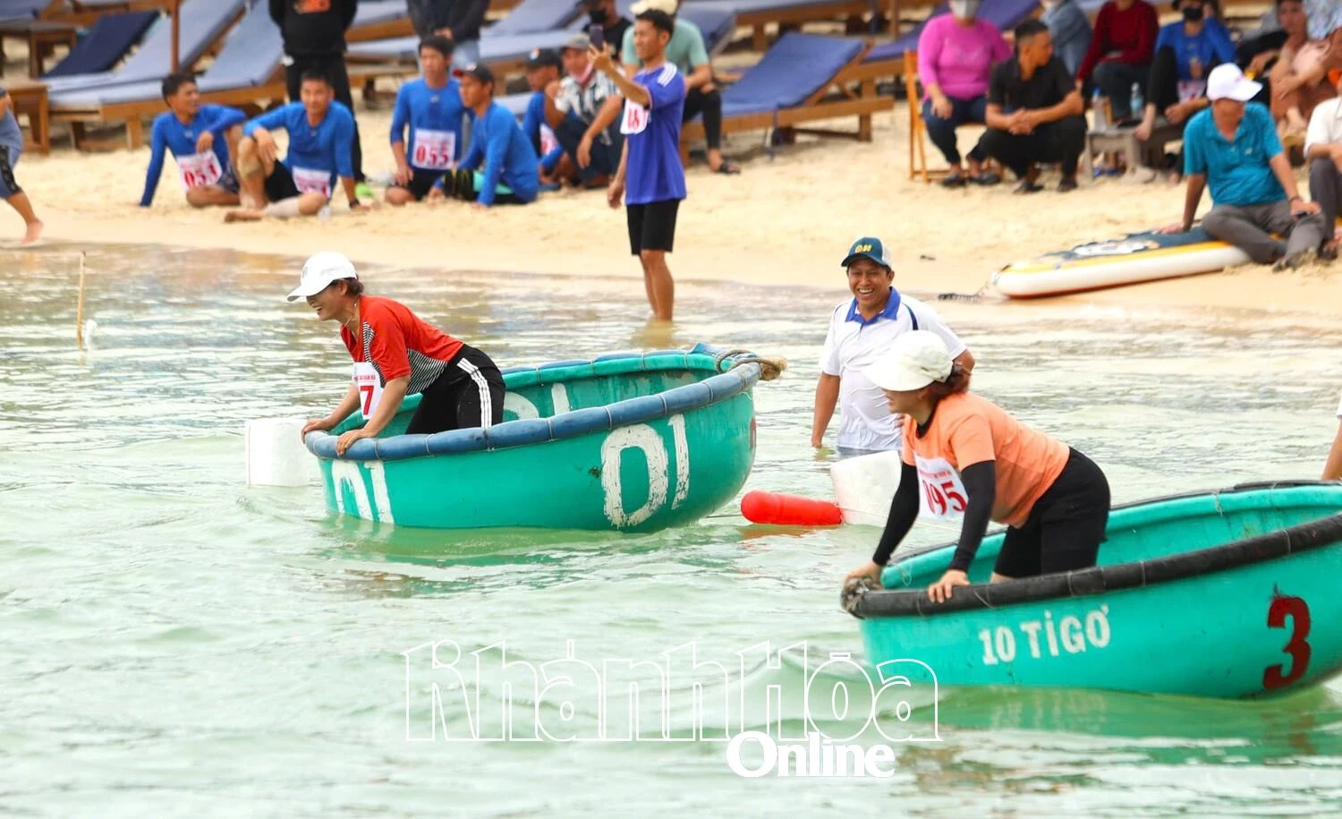 Các vận động viên nữ tranh tài môn lắc thúng.