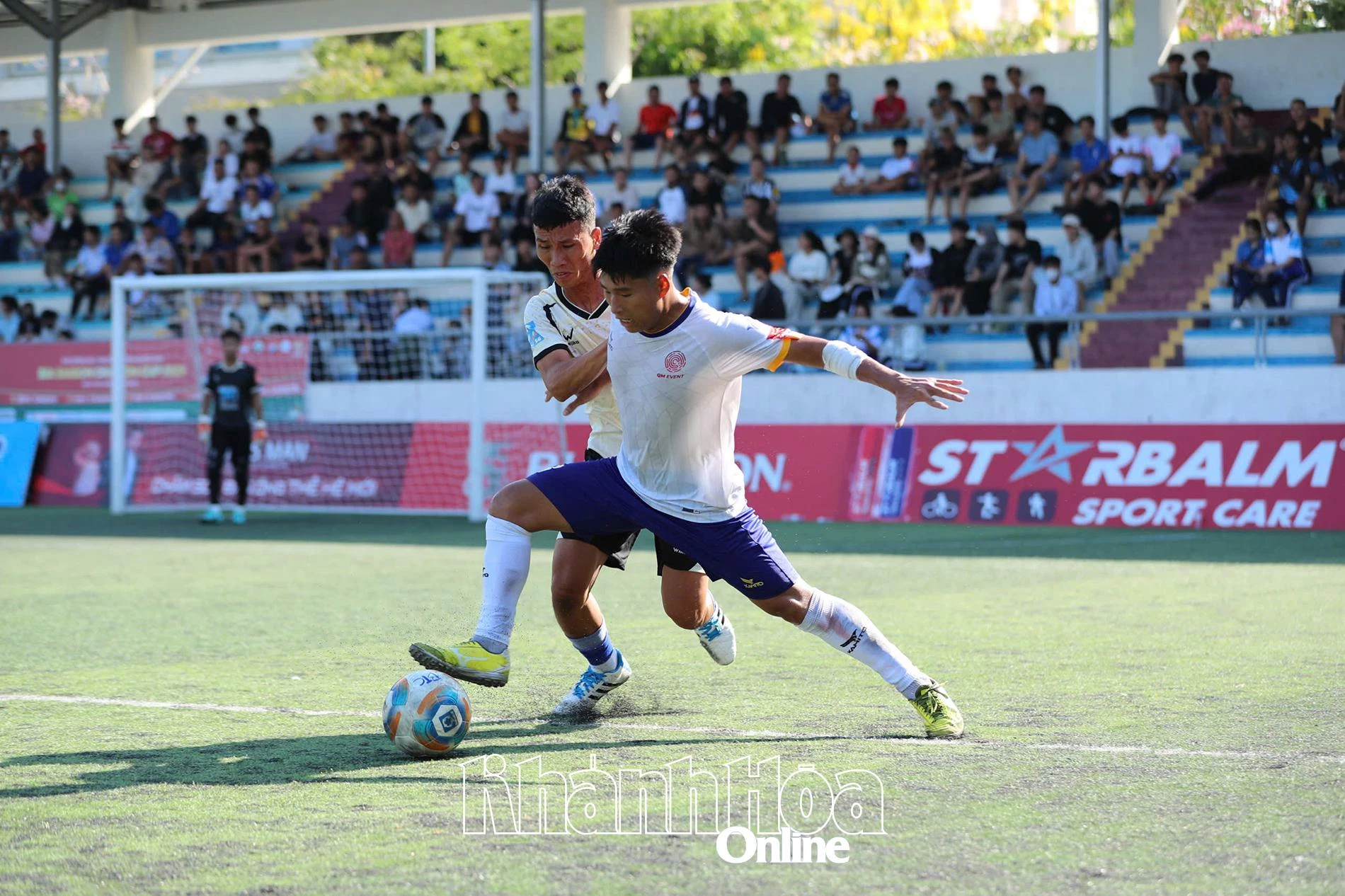 Trận đấu giữa hai đội bóng QM Event và TK Gaming trong ngày khai mạc giải đấu.