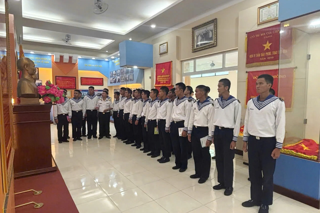 Lữ đoàn 954 giáo dục truyền thống cho chiến sĩ mới về đơn vị