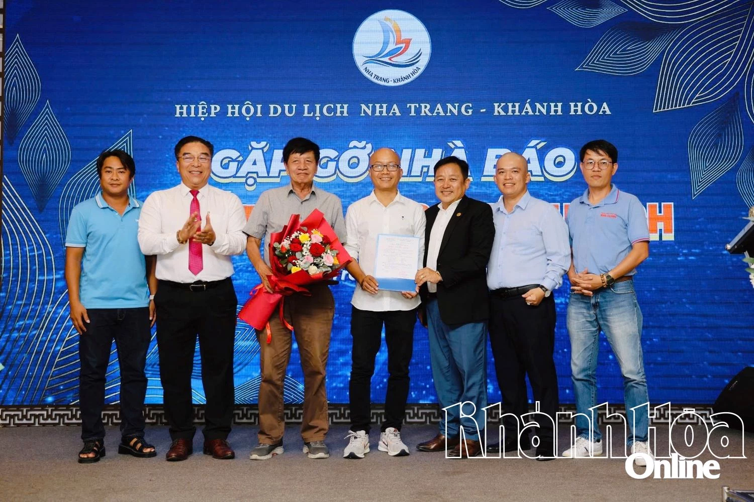 Lãnh đạo Hiệp hội Du lịch Nha Trang - Khánh Hòa cùng lãnh đạo Hội Nhà báo tỉnh Khánh Hòa trao quyết định và tặng hoa chức mừng Ban Chủ nhiệm Câu lạc bộ Báo chí du lịch Khánh Hòa.