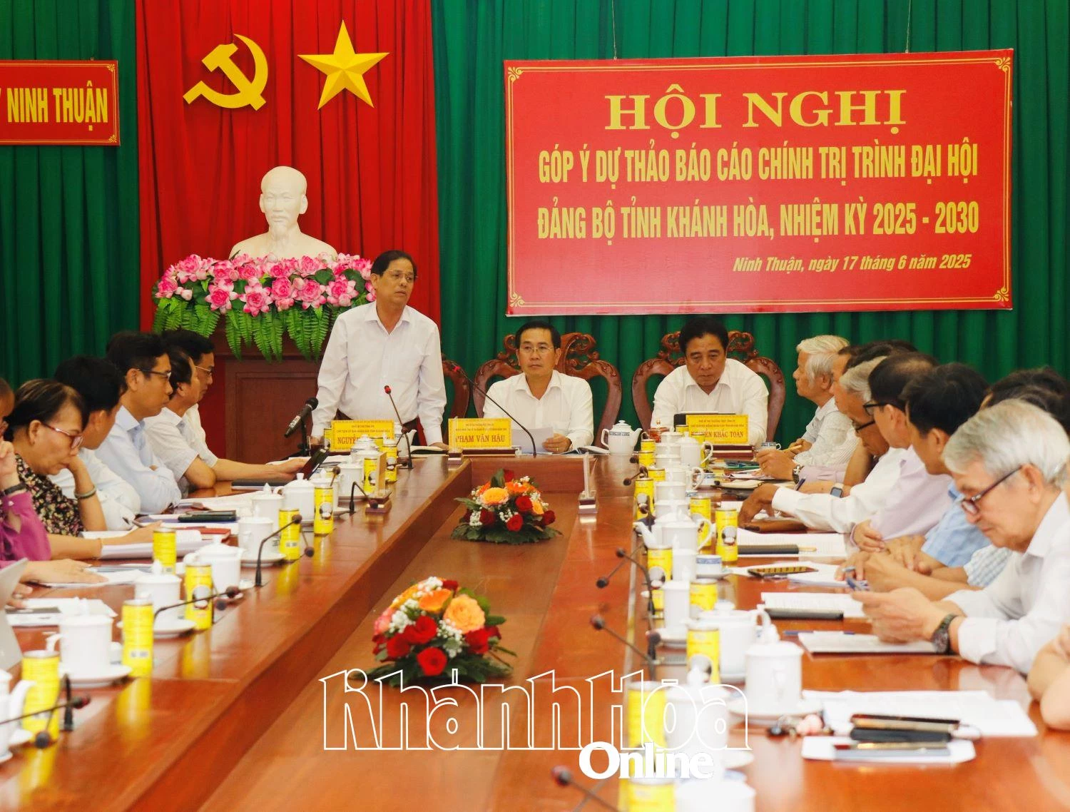 Chủ tịch UBND tỉnh Khánh Hòa Nguyễn Tấn Tuân phát biểu tại hội nghị