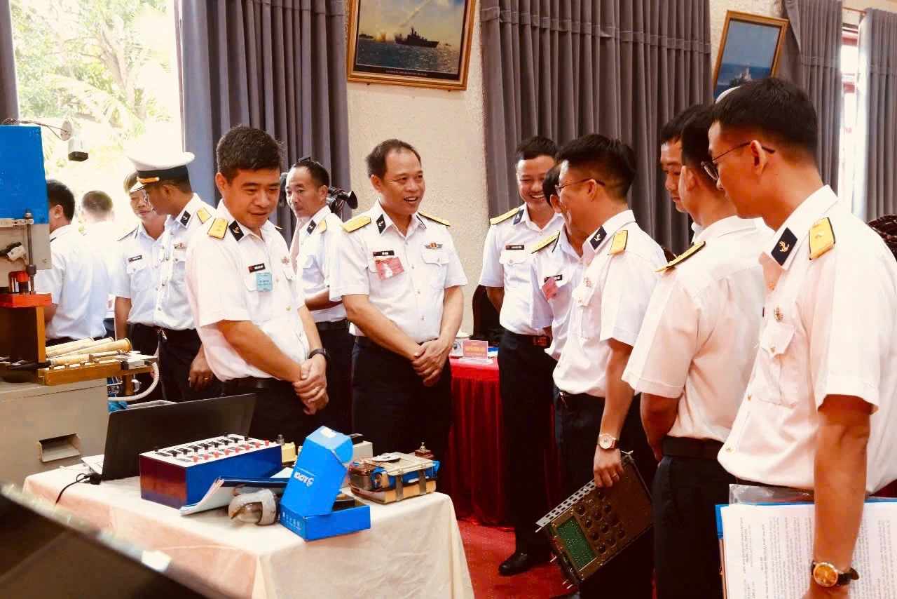 Ban giám khảo chấm thi sản phẩm Khối điều khiển dẫn động tầm hướng cho pháo AK176.