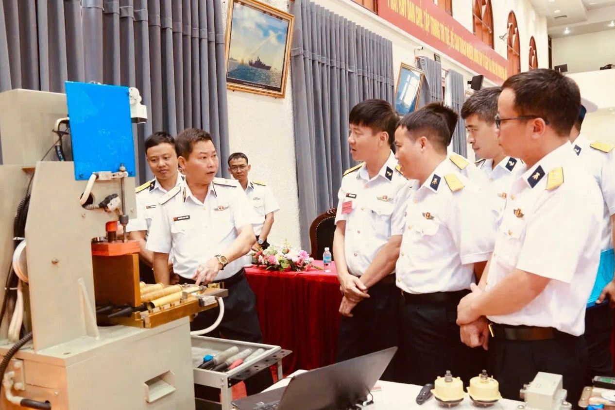 Chuẩn Đô đốc Nguyễn Anh Tuấn - Tư lệnh Vùng tham quan mô hình Thiết bị tháo gỡ đạn pháo lắp chặn của Phòng Hậu cần - Kỹ thuật Vùng.