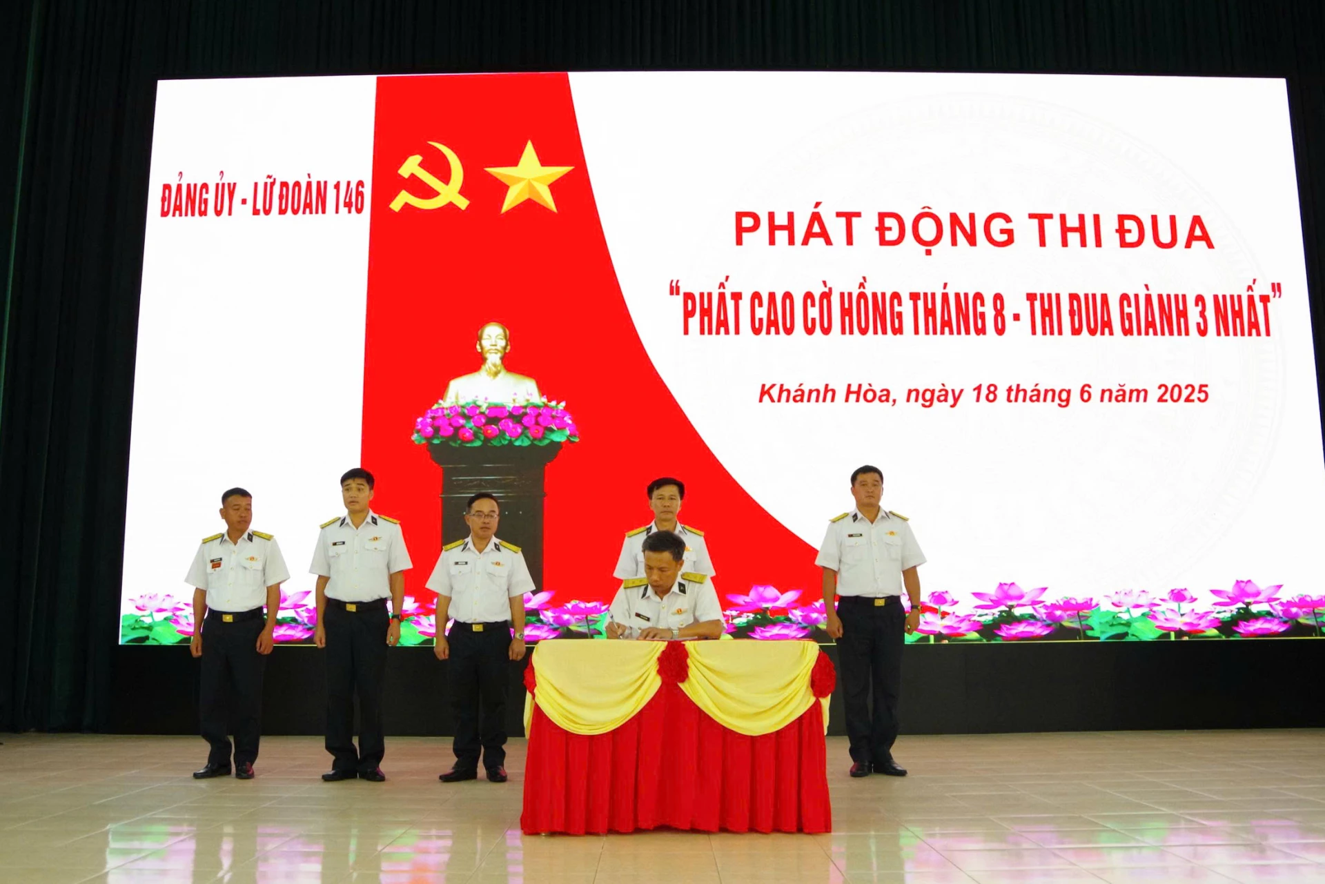 Các cơ quan, đơn vị ký kết giao ước thi đua.