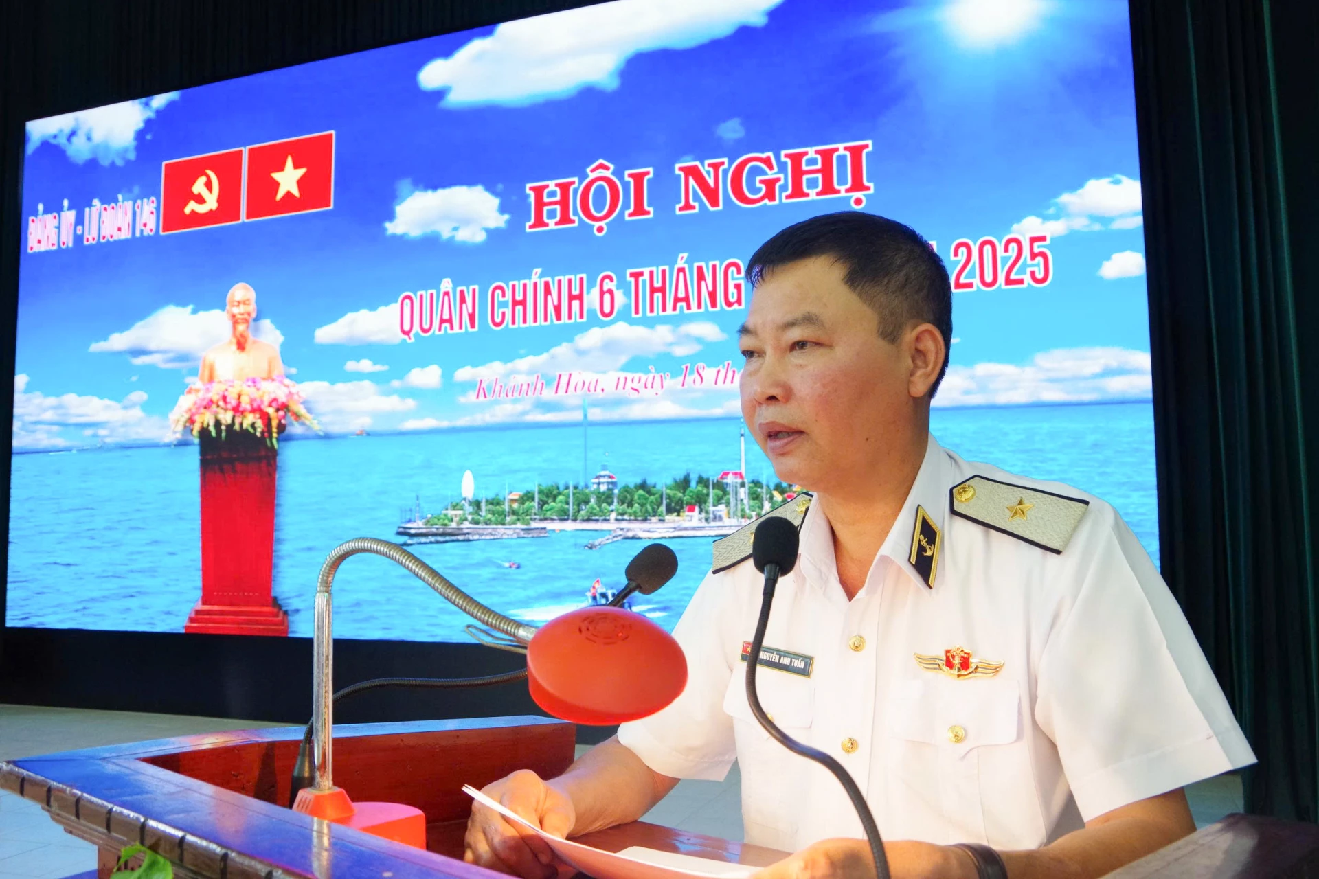 Chuẩn Đô đốc Nguyễn Anh Tuấn phát biểu chỉ đạo.