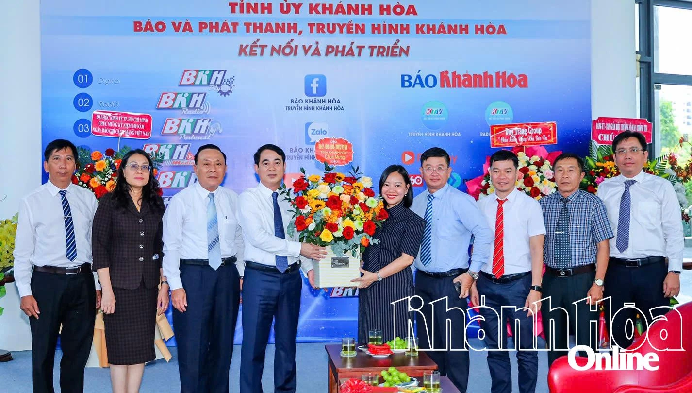 Bí thư Tỉnh ủy Nghiêm Xuân Thành tặng hoa chúc mừng tập thể Báo Khánh Hòa nhân dịp kỷ niệm 100 năm Ngày Báo chí cách mạng Việt Nam.